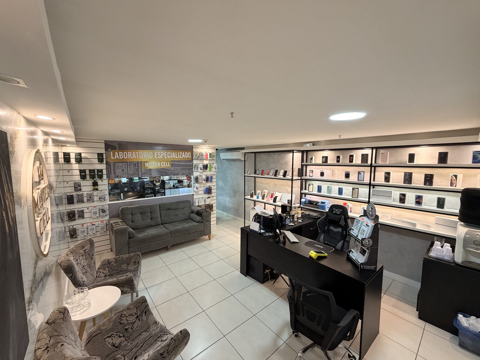 Interior da loja Mister Cell